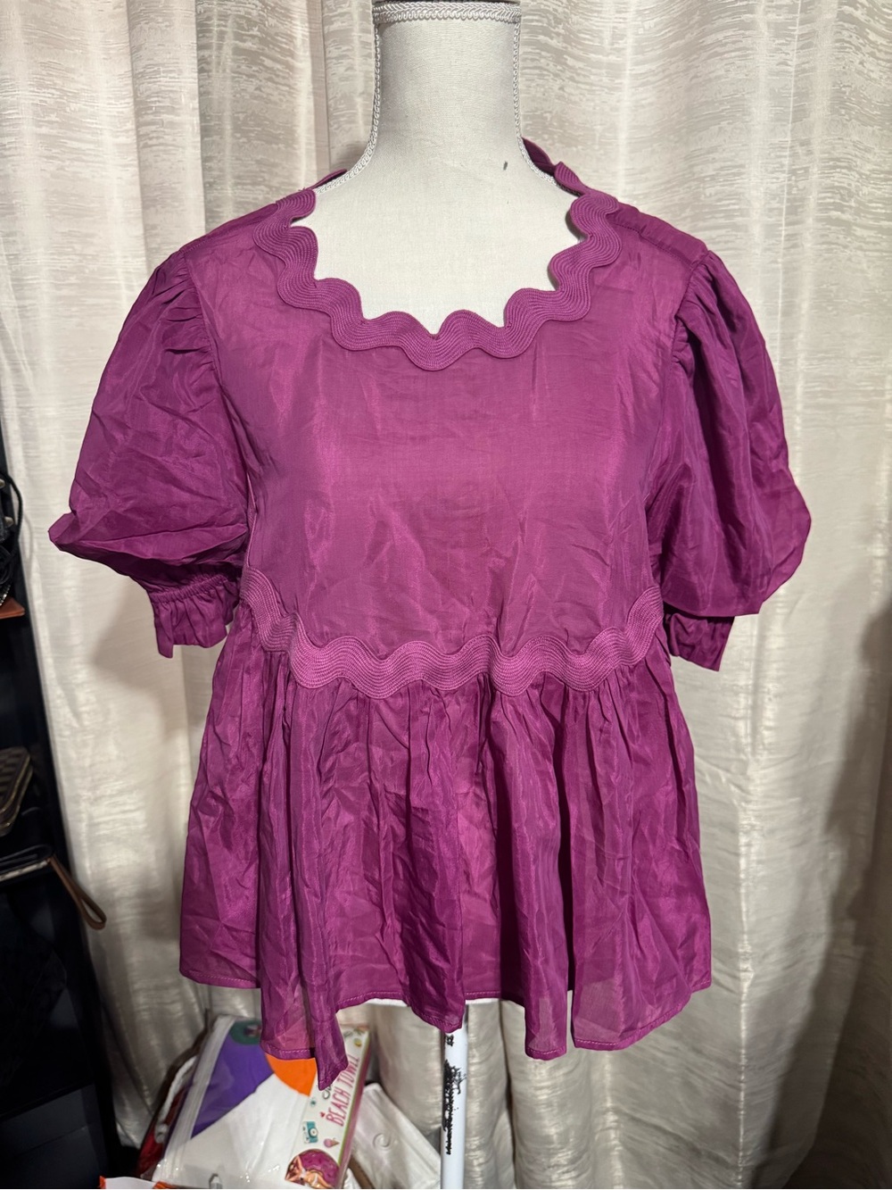 Scallop-Trim Puff Sleeve Blouse in Magenta